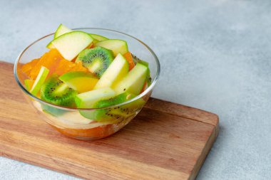 Cam kasede dilimlenmiş taze meyve.