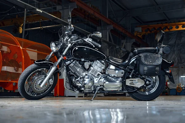 Moto debout dans un hangar sombre — Photo