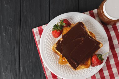 Çikolata ezmeli ve çilekli kızarmış ekmek.