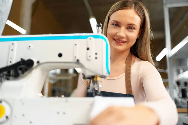 Retrato de costureira trabalhando com máquina de costura — Fotografia de Stock