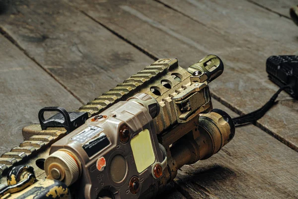 Fotografie z blízka pušky M16 na dřevěné desce — Stock fotografie
