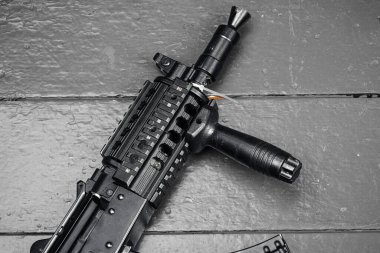 Rus otomatik tüfeği Ak-47 yakın plan, askeri silah.