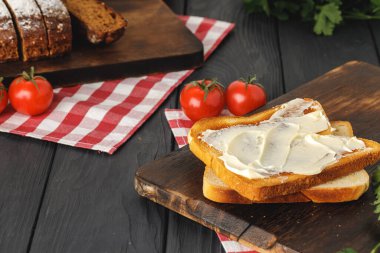 Basit bir kahvaltı. Tereyağlı kızarmış ekmek.