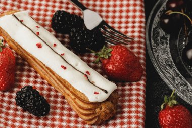 Meyvelerle süslenmiş pasta.