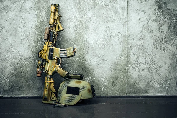 Moderní zbraňová řada. Útočná puška americké armády, zblízka. — Stock fotografie