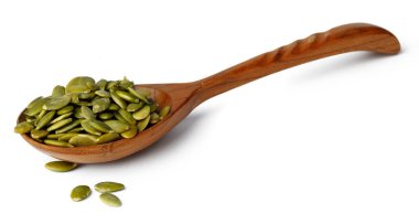 Tahta kaşık ve beyaz kabak tohumları.