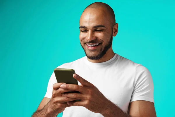 Genç Afrikalı Amerikalı adam akıllı telefonuyla video görüşmesi yapıyor. — Stok fotoğraf