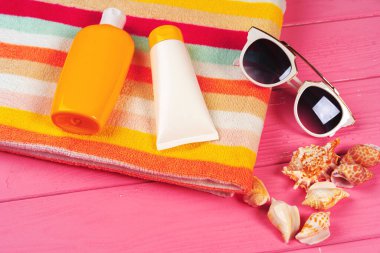 Ahşap zemin üzerinde deniz kabukları olan plaj aksesuarları.