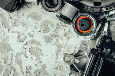 Gri desenli beton arka planda araba parçaları