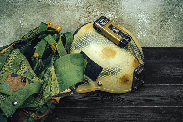 Американский военный шлем на деревянном фоне