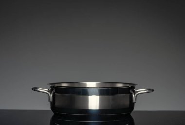 Siyah arkaplanda yeni yemek takımı, ön görünüm