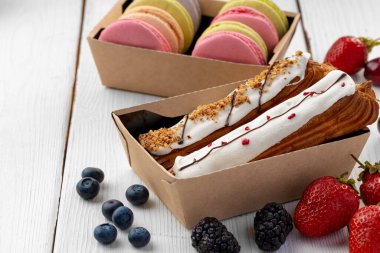 Karton bir kutuda taze ekler.