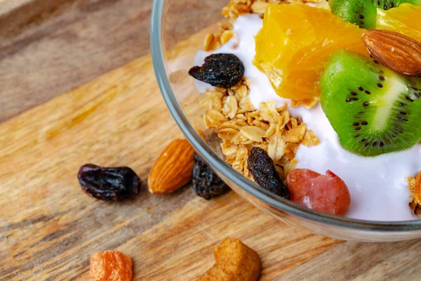 Schüssel Müsli mit Joghurt und geschnittenen Früchten — Stockfoto
