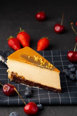 Çilekli karamel kaplı sufle keki.