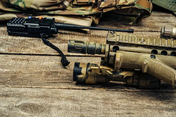 Close-up foto van M16 geweer op houten plank — Stockfoto