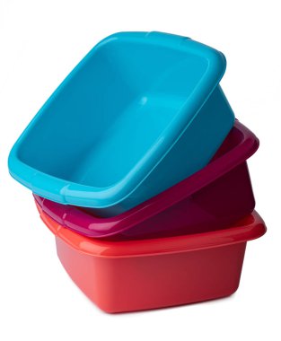 Yeni plastik parlak leğen beyaza izole edilmiş.