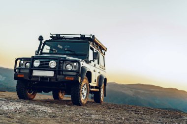Dağlarda koyu yeşil bir off-road arabası