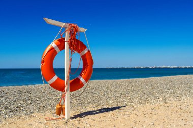 Sahilde denize karşı can simidi