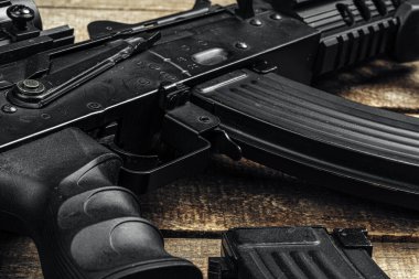 Rus otomatik tüfeği Ak-47 yakın plan, askeri silah.