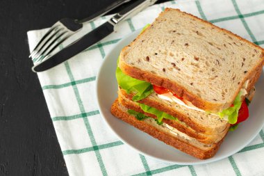 Sağlıklı sandviç, sebzeli, koyu ahşap arka planda.