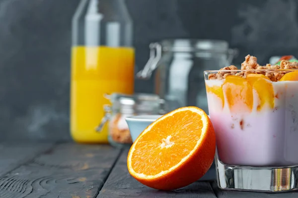 Beeren-Joghurt mit Müsli und Früchten im Glas — Stockfoto