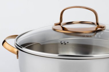 Beyaz tencereye izole edilmiş yeni metal tencere.