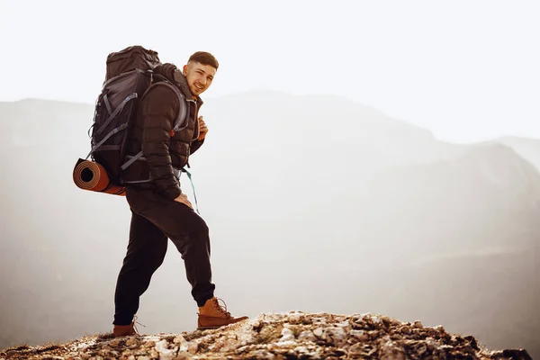 Male backpacker in hiking equipment standing at the top of the mountain — Stock Photo, Image