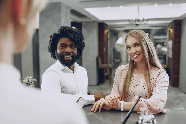 사업 여행 컨셉이야. 흑인 남자와 코카 시안 여자 사업가 호텔에 체크인하는 동료 — 스톡 사진