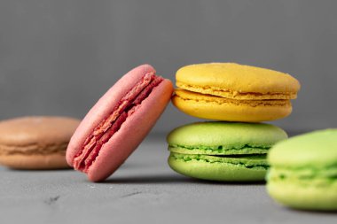 Gri yüzeyde renkli kurabiyeler. Yakın plan.