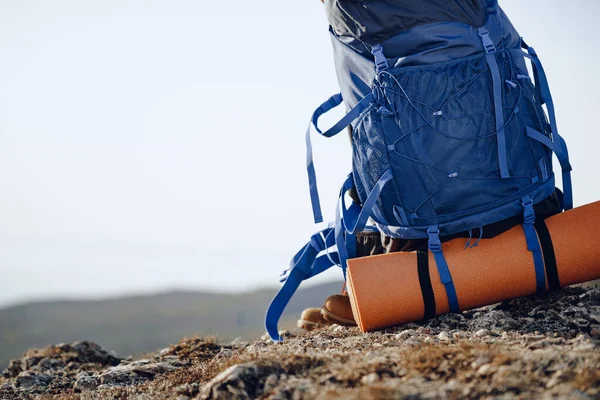 Рюкзак для туристів ліворуч на вершині гори — стокове фото