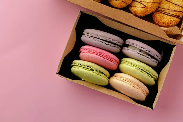 Montón de coloridas galletas de macarrones sobre fondo rosa —  Fotos de Stock