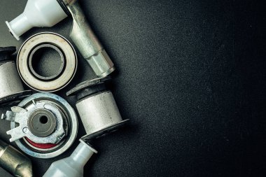 Siyah arkaplanda metal araba motoru yedek parçası