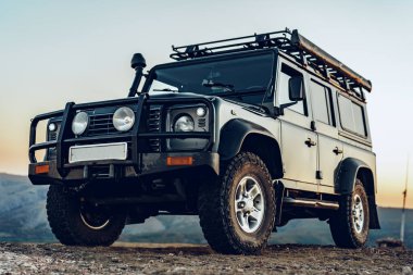 Dağlarda koyu yeşil bir off-road arabası