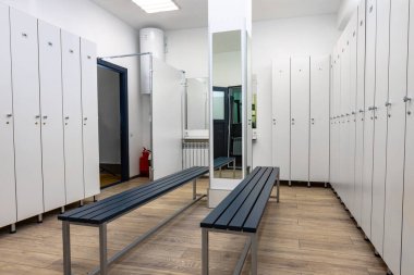 Spor salonundaki boş soyunma odası.