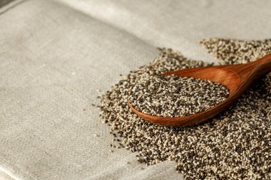 Tahta kaşık ve chia tohumları. Yaklaş.