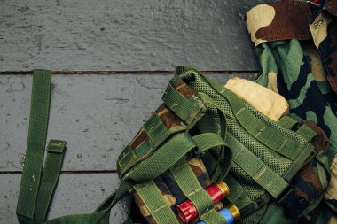 Cephaneli haki askeri üniforma. Yaklaş.