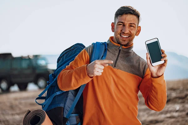 Young caucasian man traveller using his smartphone — Stock Photo, Image