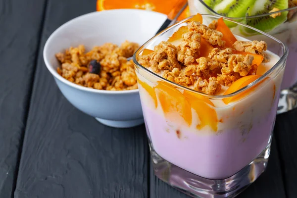 Berry youghurt com granola e frutas em um copo — Fotografia de Stock