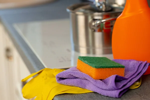 Limpieza de detergentes y herramientas en un mostrador de cocina — Foto de Stock