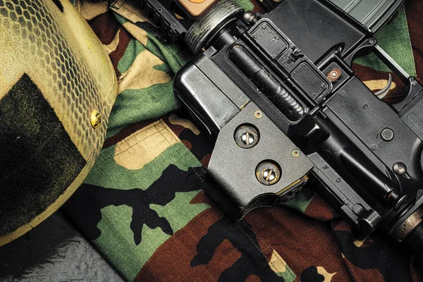 Khaki militair uniform met munitie close up — Stockfoto