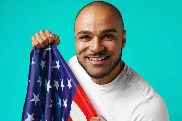 Retrato de jovem de pele escura orgulhosamente segurando bandeira dos EUA — Fotografia de Stock