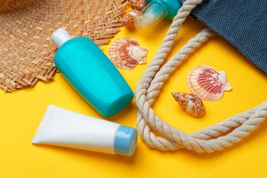 Plaj şapkası ve güneş kremi şişesi. Tatil kavramı