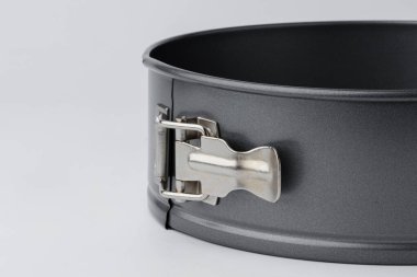 Beyaz arkaplanda yeni metal pişirme çanağı