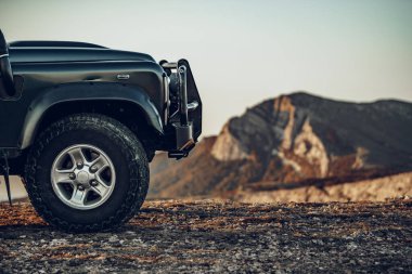 Dağlarda koyu yeşil bir off-road arabası