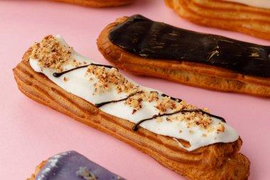 Pembe arka planda taze ekler. Yakın plan.