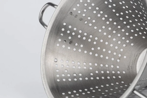 Nuevo colador de cocina de metal aislado en blanco —  Fotos de Stock