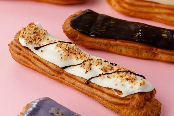 Pembe arka planda taze ekler. Yakın plan.