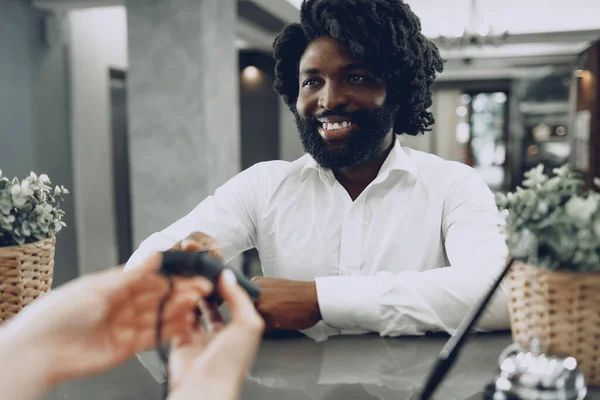 Oteldeki konaklama ücretini kredi kartıyla ödeyen Afrikalı işadamı. — Stok fotoğraf