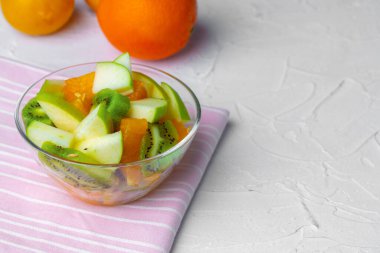 Taze meyve parçalarıyla dolu cam kase.