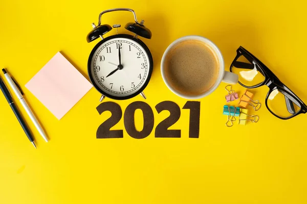 Office supplies and 2021 numbers. New year business goals and plans concept — Stock Photo, Image